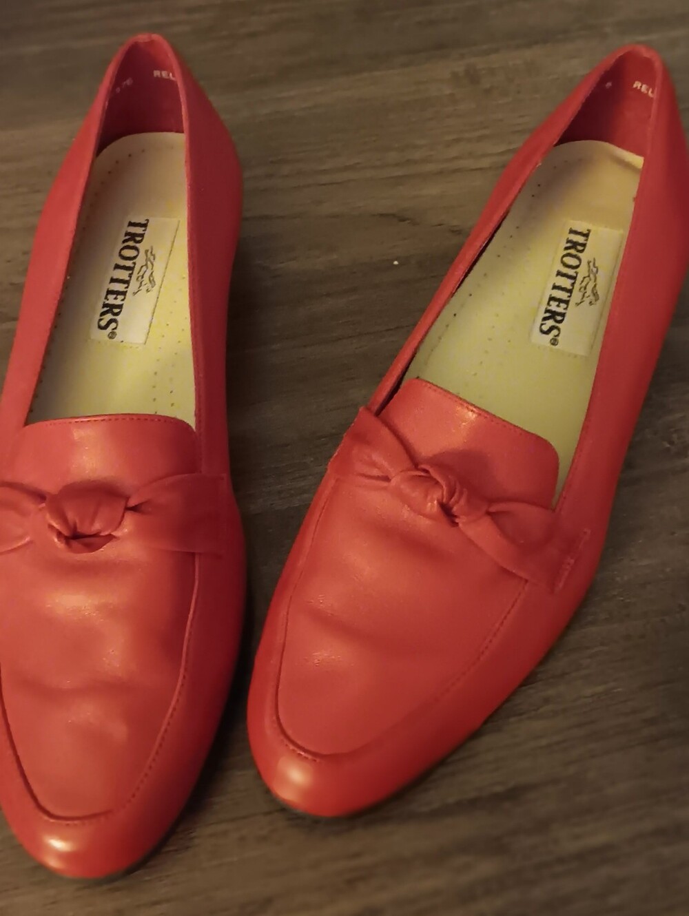 Trotters Loafers Relate Women's 9.5M Red Knotted Slip-On Loafers